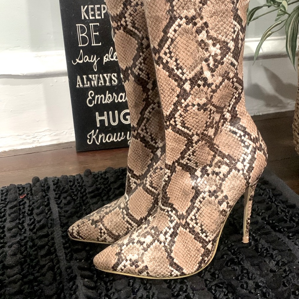 🍒NWOB🍒Simmi Snakeskin print boots🍒